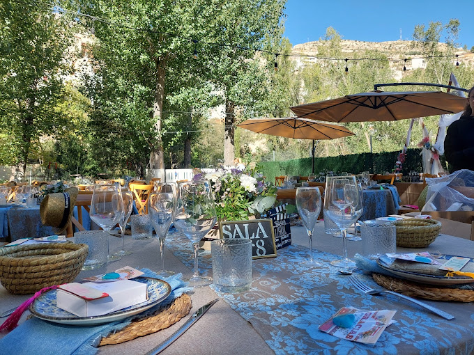 Imagen de la terraza del restaurante Los Robles, Alcalá del Júcar