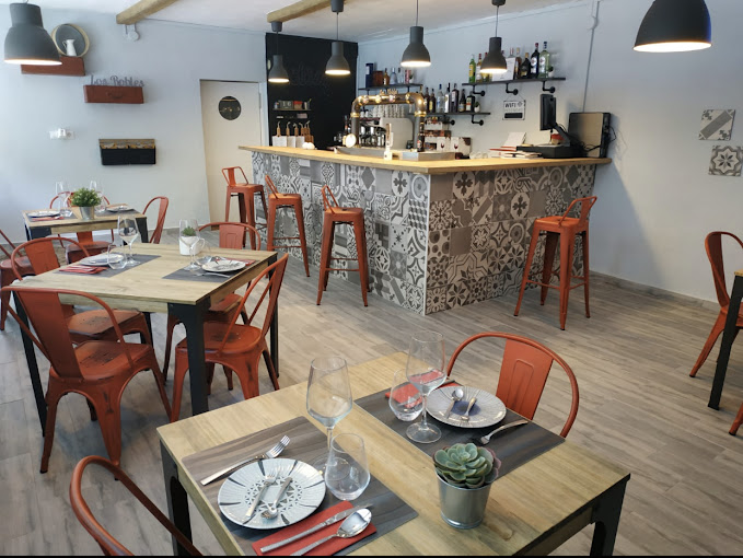 Imagen del salón interior del restaurante Los Robles, Alcalá del Júcar